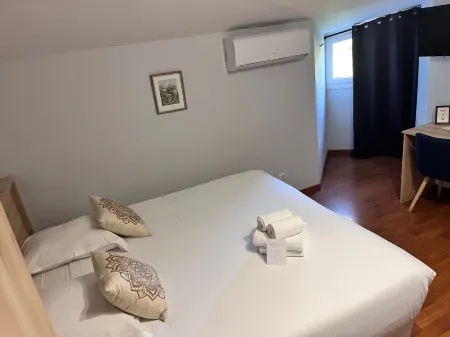 Hôtel Restaurant Platanes - KB Hotel Group Отели в г. Сен-Савен