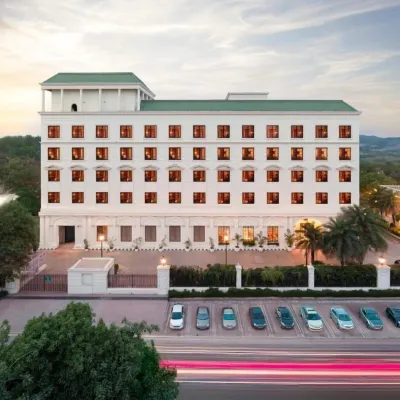 DLF City Club 3 Hotels near DLF Cyber City