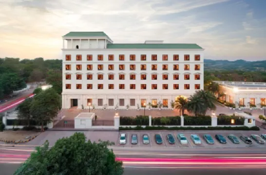 DLF City Club 3 Hotel di 