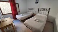 Country house surrounded by beautiful countryside, with a large pool WIFI FREE - فلل