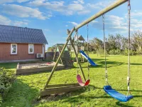 Traum Ferienwohnungen的風景泳池度假屋