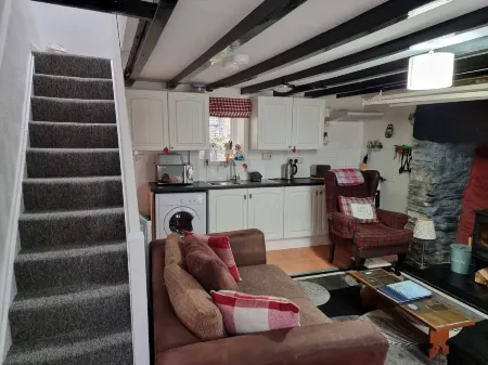 2 Bed House - Sleeps 3 - Garden - Parking - Wifi