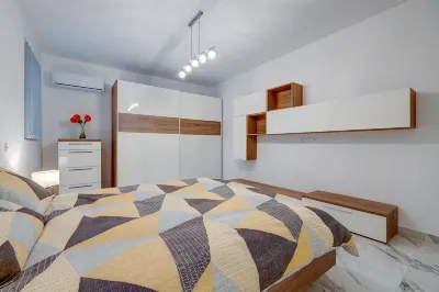 Cosy Apartment Steps to St George's Bay