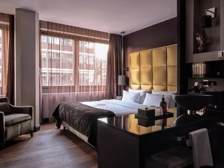 Roomers Frankfurt, Autograph Collection