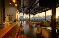 Yello Hotel Manggarai - bar