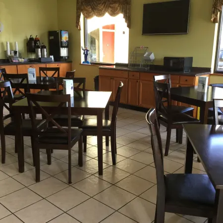 Super 8 by Wyndham Walterboro