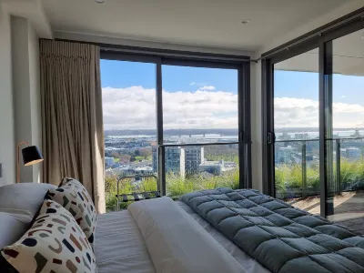 Luxe Apt w Harbour-Sunset Views -Parking Hotels in 