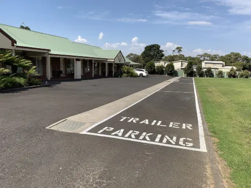 Arthur Phillip Motor Inn - parking