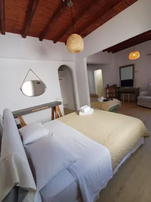 Manos Rooms
