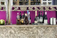 Owl and the Pussycat Hotel & Restaurant - bar