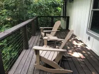 Tree-Top 1-Bed Cottage, 3.5 miles to Downtown Hendersonville