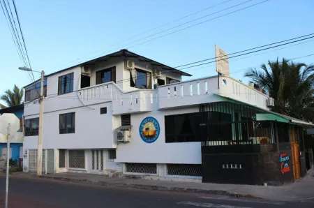 The Island Home Отели рядом с достопримечательностью «Исследовательская станция Чарльза Дарвина»