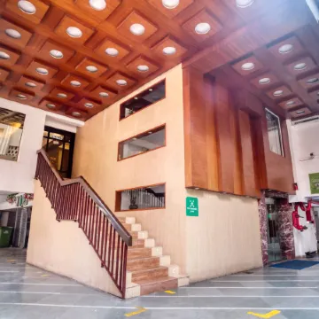 Roland Hotel Отели рядом с достопримечательностью «Консульство США»