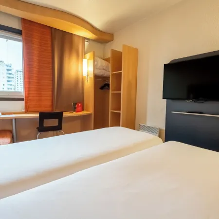 Ibis Paris Pont de Suresnes