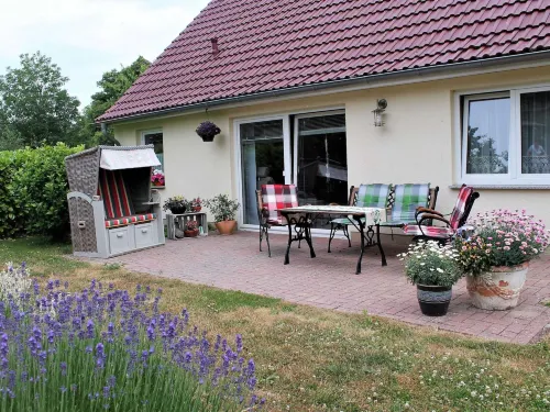 Cozy Coastal Stay with Garden