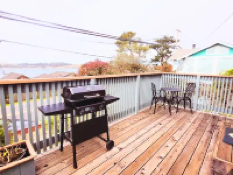 Cozy Studio Cottage with Harbor View/Spacious Full Kitchen & Pet Friendly