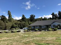 Lake Brunner Longhouse Hotel di 