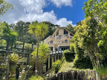 Absolute Bliss Apartments Отели рядом с достопримечательностью «Hole In The Rock Dolphin Cruise»