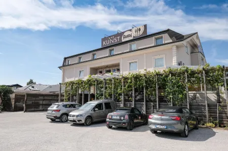 Hotel Kunst Отели в г. Чатеж на Сави