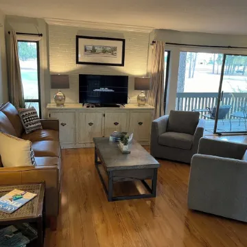 On the green! Enjoy awesome views, central location, ready for your tee time!