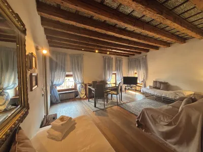 Piazza Erbe Lodge