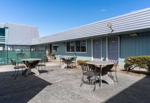 트래블로지 야외 수영장