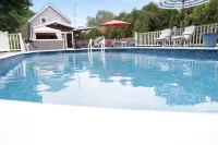Jamestown Cozy Coastal Cottage in Town Near Beaches & Newport. Sleeps 6 Pets ok.