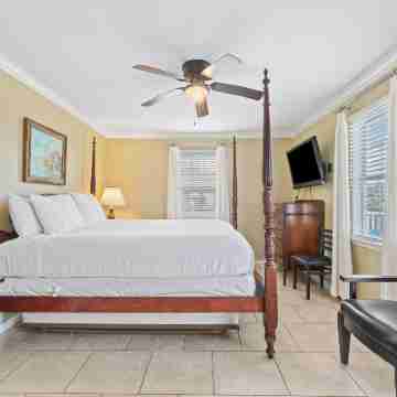 Lazy Dayz by Vacation Homes Collection Rooms