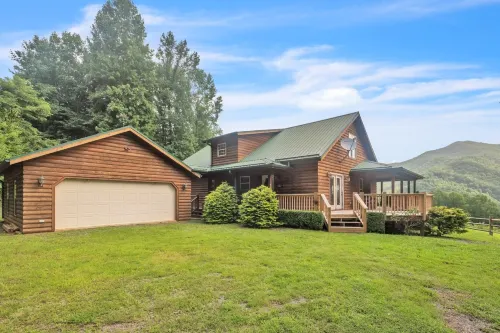 Cozy Mountain Retreat W/ Scenic Views 3 Bedroom Home by RedAwning