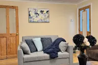Elegant 3Br w/ Free Parking, Garden, Pet Friendly Hotels in Bobbing