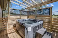 Wooded Hideaway 2 Bedroom Cabin Hotels in Sevier County