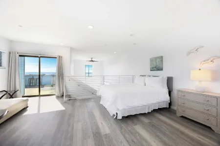 Oceanfront 2BR + Rooftop Deck, & Beach Access Strand Way B