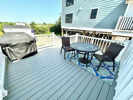 Sandy Toes  Salisbury Beach Cottage Отели рядом с достопримечательностью «Pines Camping Area»