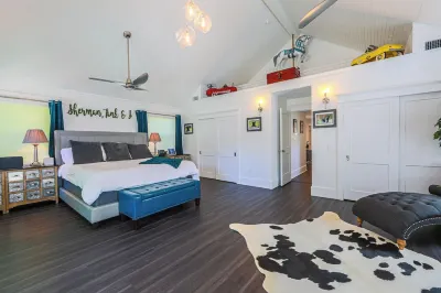 Fabulously Appointed Fully Gated Home, with Pool, Hot Tub & Fire Pits.