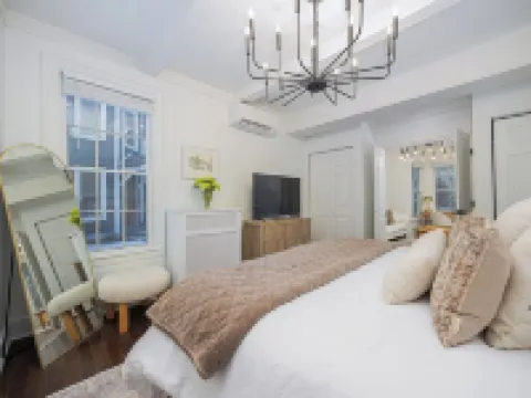 Charming Historic Home, Luxurious Remodel, Walk to Downtown, Tree-Lined Street Hotéis em Delaware