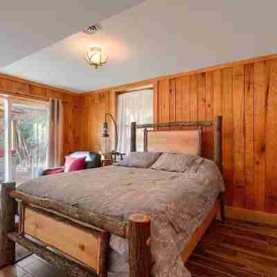 Moore Hollow Cabin in the Heart of Hocking Hills-Covered Hot Tub/Hiking/Private Rooms