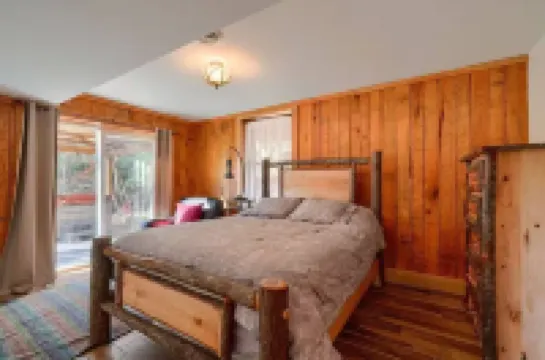 Moore Hollow Cabin in Hocking Hills-Covered Hot Tub/on-Site Hiking/Pet Friendly Hotels in Laurel Township