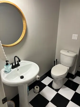 Charming 1-bedroom diner theme apartment with AC and WiFi in Morrow