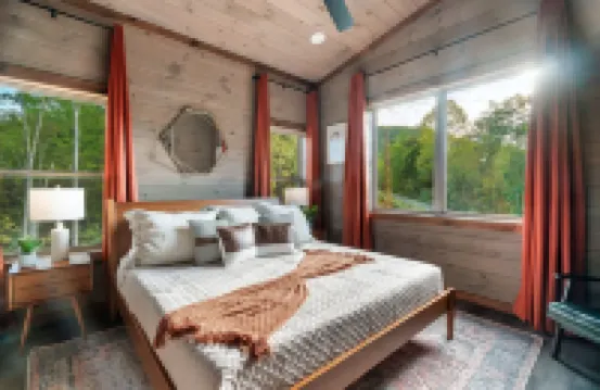 LUX Modern Cabin-VIEW- Privacy-Hot Tub-Heated Pool-Fire pit-Game room-Sleeps 20+