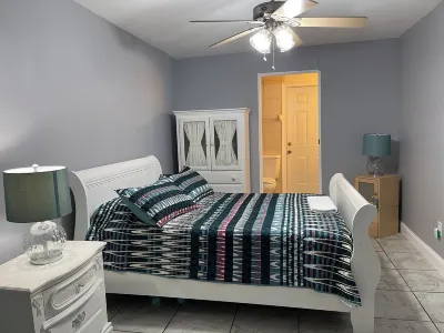 New Listing!! Charming 2/2 cottage in wonderful Homestead with AC, WiFi