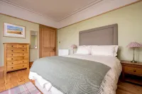 Old Duffus Farmhouse on Scottish Estate - stunning castle views