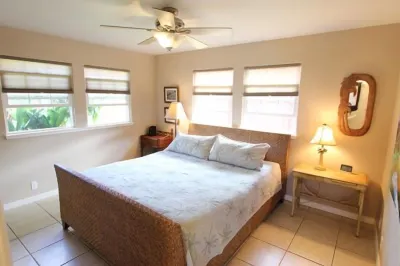 Charming. permitted cottage, short walk to Paia town & beach.STPH 2013/0004
