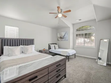 Fresno Home - Pool - 4:2 - Near Fig Garden Loop! Отели рядом с достопримечательностью «Deran Koligian Stadium»