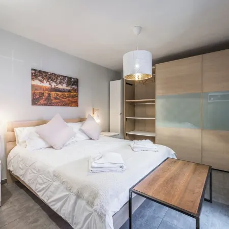 [DOWNTOWN MODENA WITH PARKING AND SMALL GARDEN] AT THE MULEIN