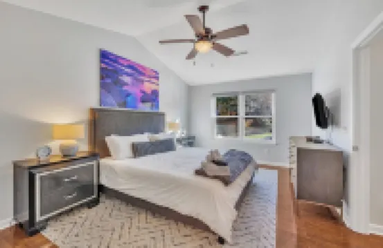 HOT TUB! Renovated, Sleeps 6, pets OK! Close to everything 霍利斯普林斯酒店