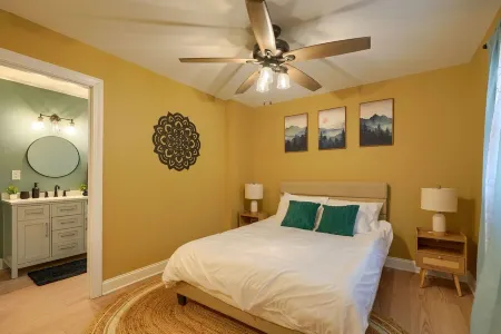 Hot Tub~Firepit~Axe Throw~Near Ash, Old man’s cave, Cedar falls