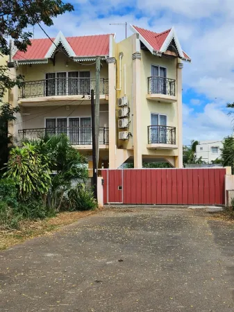 Captivating 3-Bed Apartment in Flic en Flac