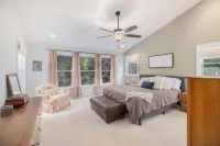 NEW Charming & Spacious Farmhouse Retreat in Grass Lake, MI