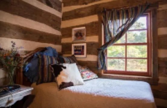 Hill Country Log Cabin Close to Wimberley & Dripping Springs Shopping and Dining