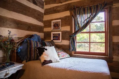 Hill Country Log Cabin Close to Wimberley & Dripping Springs Shopping and Dining